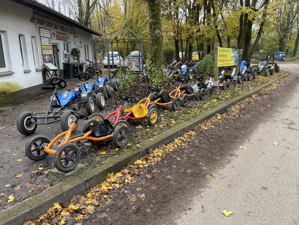Viele bunte Pedal-Kett-Karts an der Mietstation
